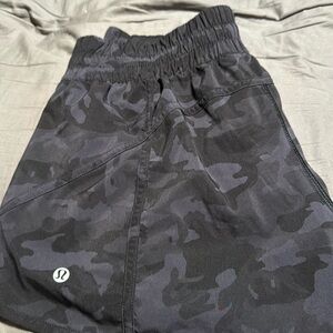GUC Lululemon track that shorts size 12 in black camo; 3 inch inseam